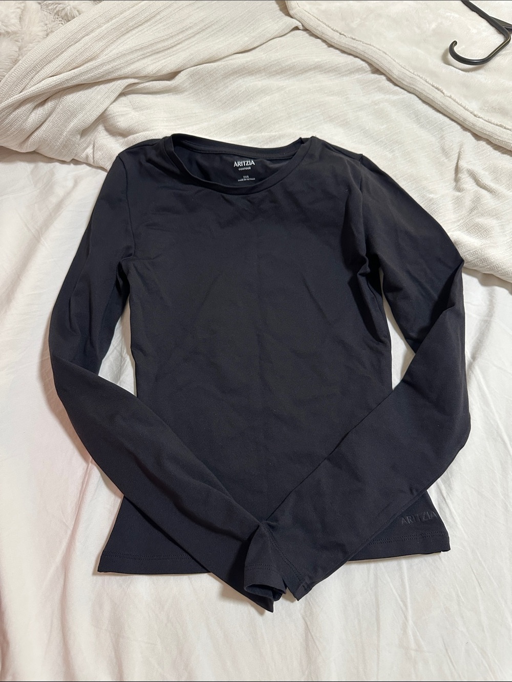 Aritzia Long Sleeve Crew Neck Top in Black